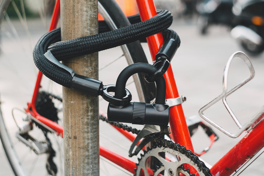 Cadenas pour vélo sur Veloo.com. Attachez-votre vélo et protéger vous contre le vol de vélo grâce à des cadenas de qualité. Livré chez vous en 48heures.
